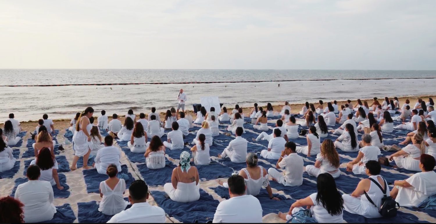 Experiencia inmersiva Awaken en la playa con un grupo numeroso
