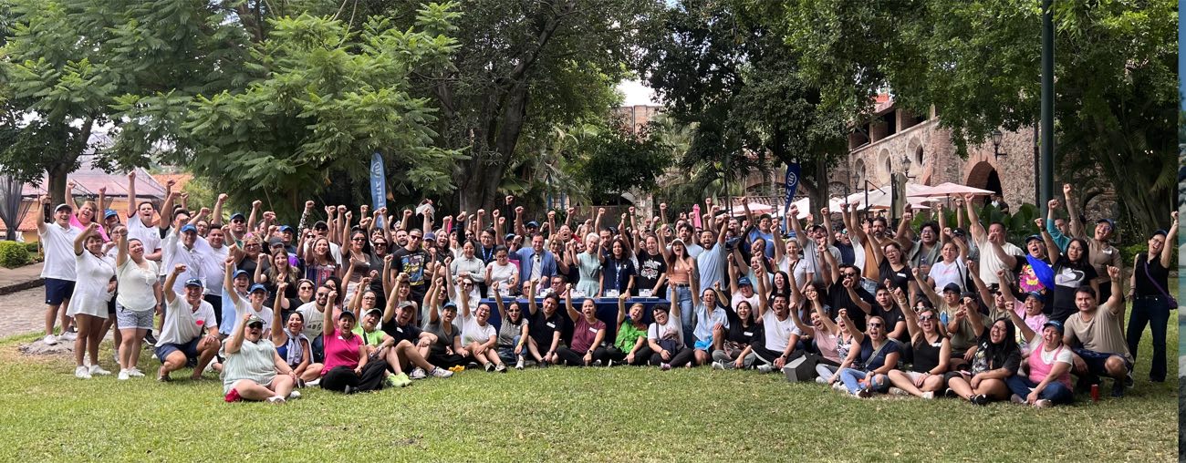 Equipo numeroso celebrando al aire libre en una experiencia Awaken