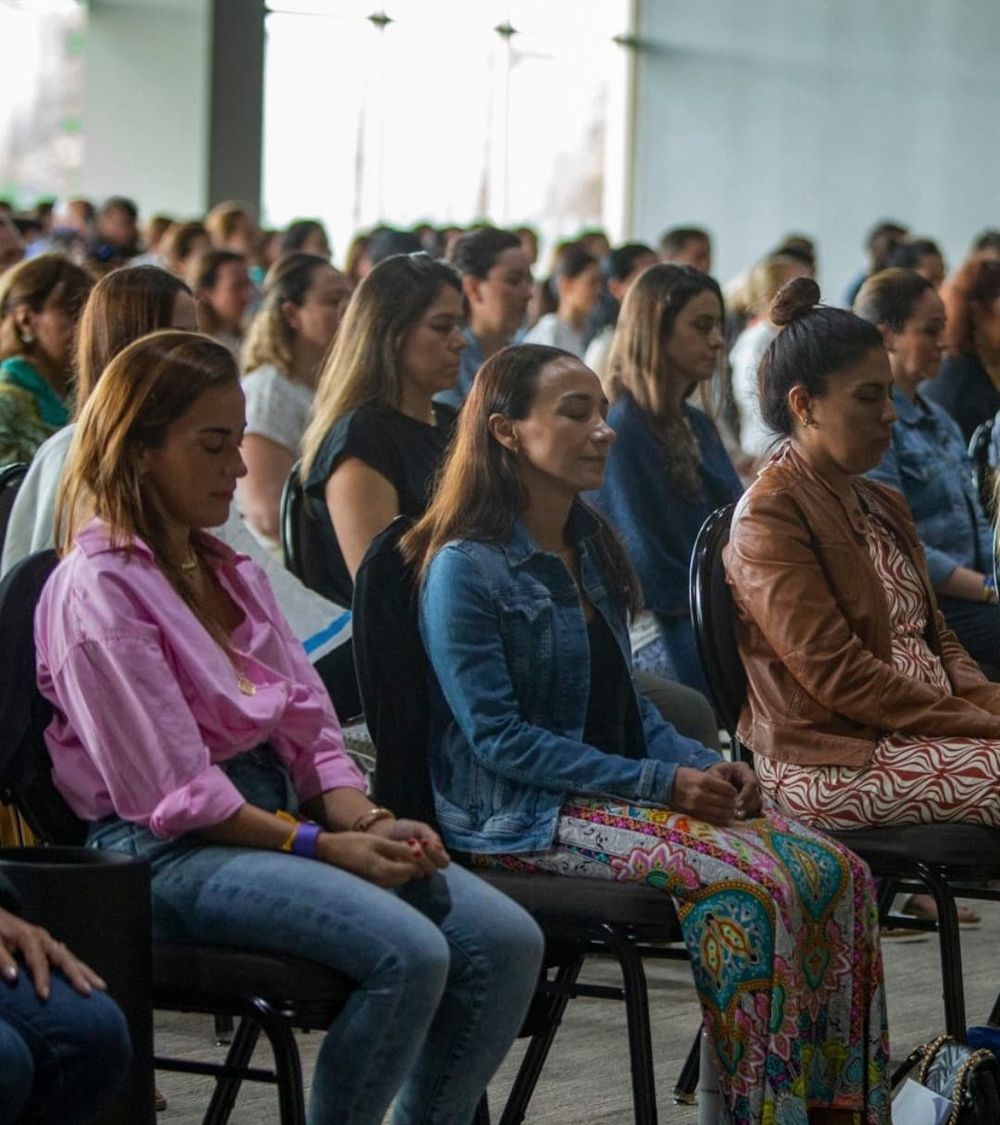 Equipo corporativo meditando en grupo